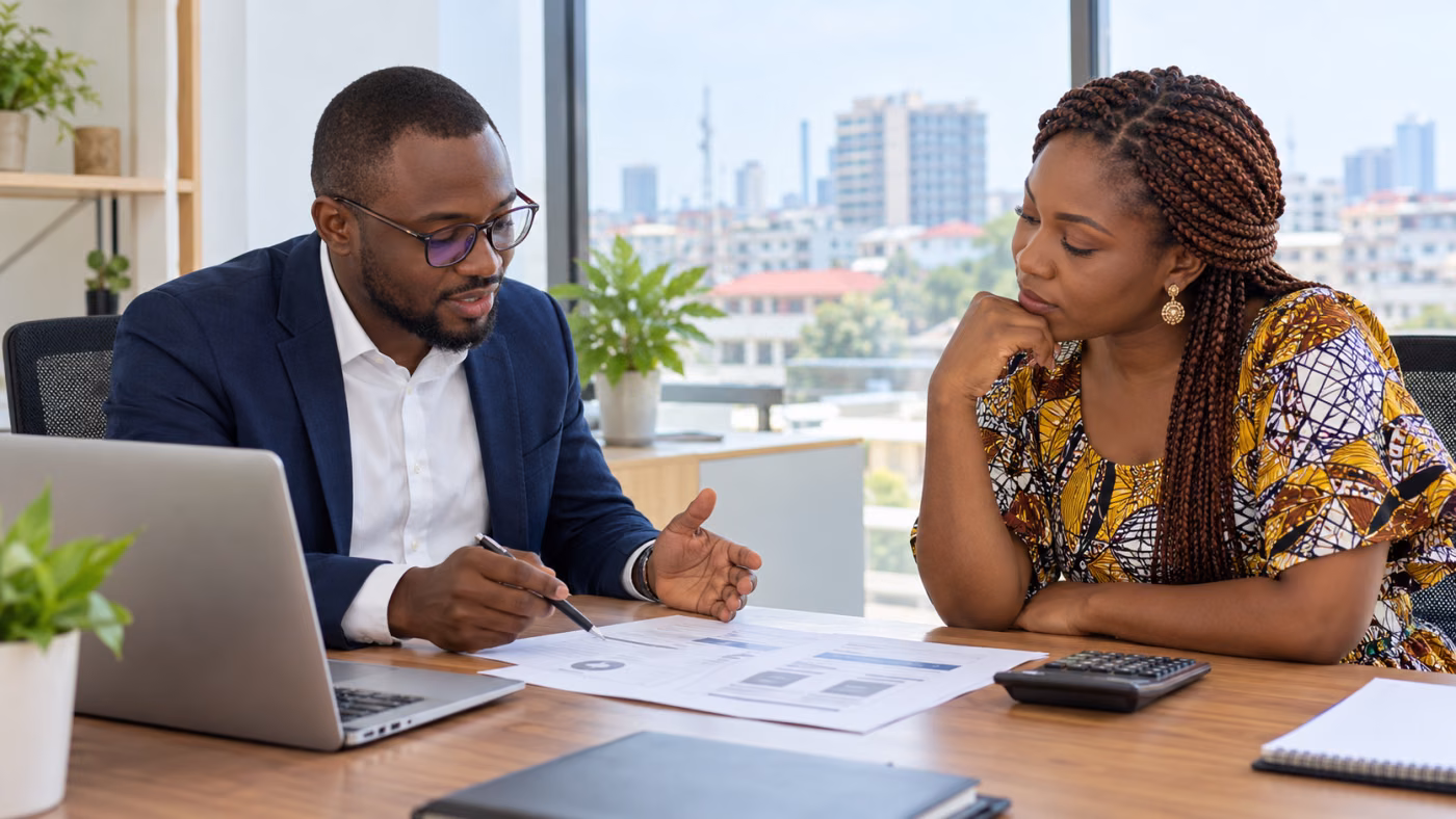 Entrepreneure et conseiller comparant le budget et les livrables d’un site web